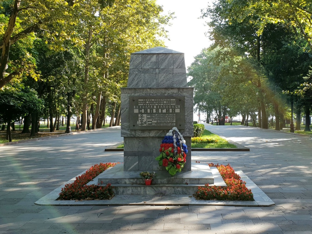 8. Памятник установленный на могиле Н.И. Сипягина на Аллее Героев в городе Новороссийске. Источник yandex.ru.jpg 8. Памятник установленный на могиле Н.И. Сипягина на Аллее Героев в городе Новороссийске. Источник yandex.ru.jpg