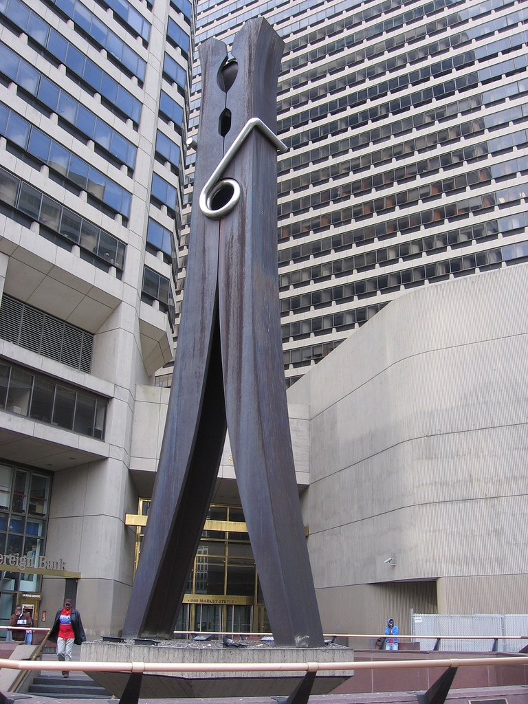 10. Памятник бельевой прищепке в Филадельфии (США). Источник pinterest.com.jpg