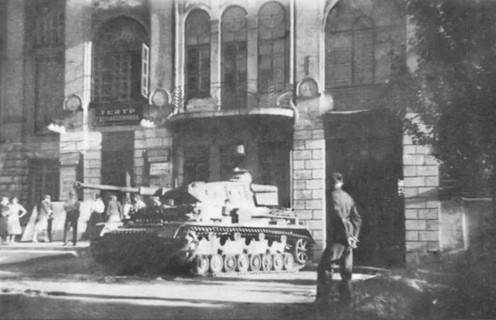 4а Здание театра в период фашистской оккупации. Август 1942 - январь 1943 гг..jpg