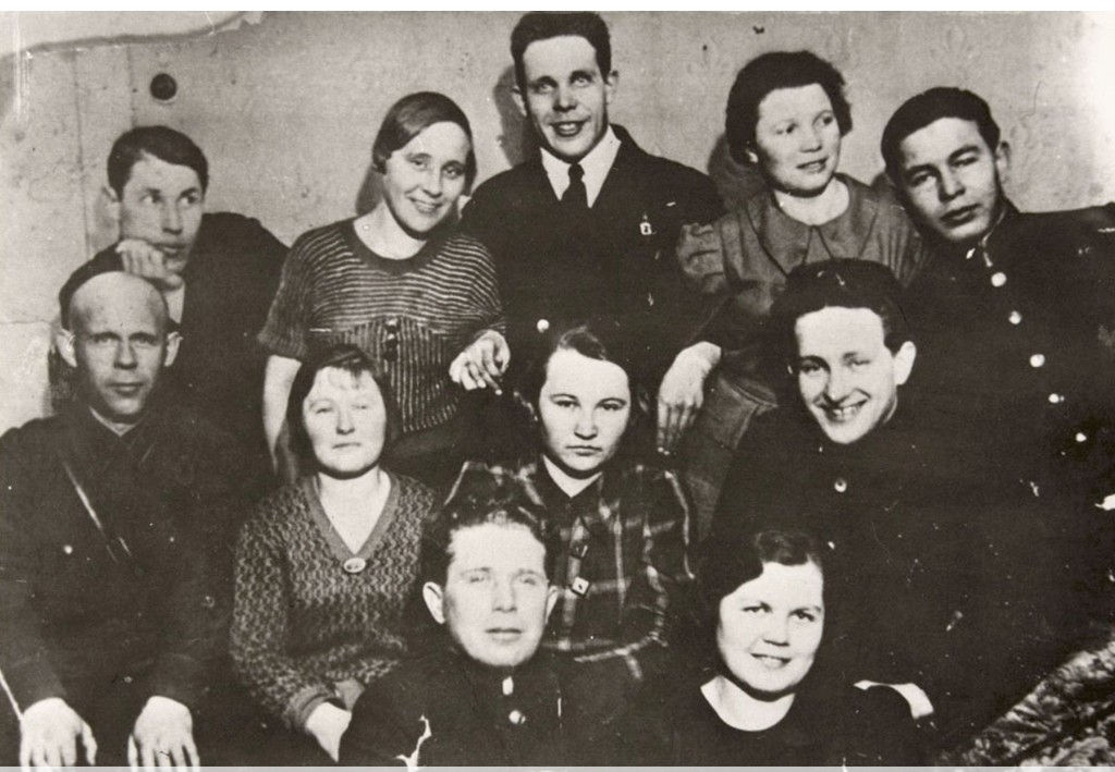 3 Ю.В. Андропов (во втором ряду 1-й справа) среди друзей. 1930-е годы..jpg