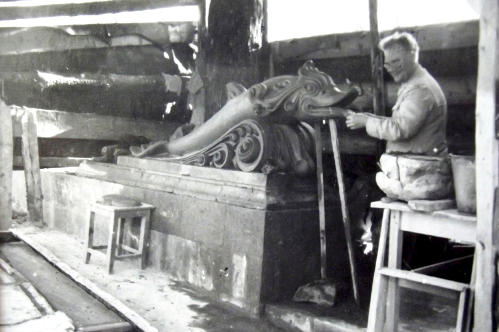 3а А.Н. Голуб за работой над фонтаном Дельфины 1950-е гг. Из фондов музея-заповедника.JPG