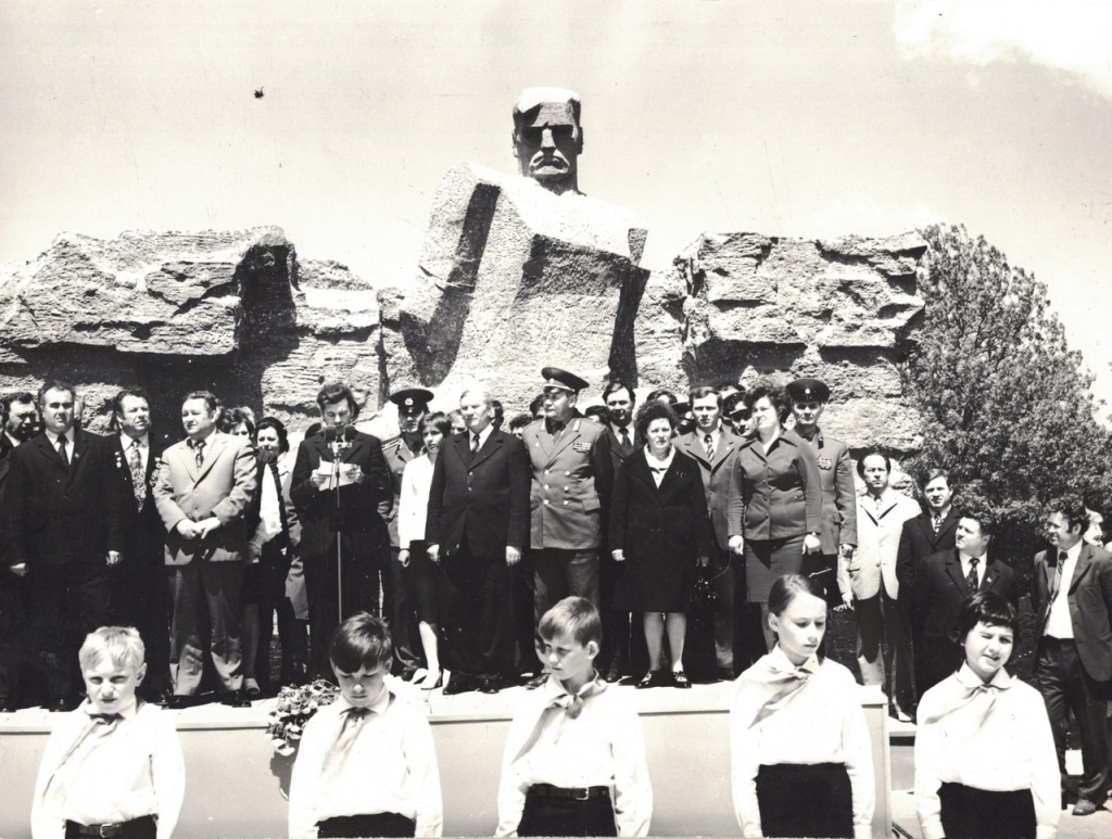 4 На торжественном открытии мемориального комплекса 9 мая 1975 г. Фото из фондов Старопольского музея-заповедника.jpg