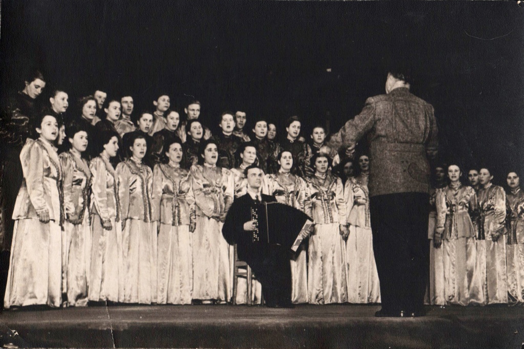 08 1946-1949 гг. А.Г. Янушек с аккордеоном.jpg