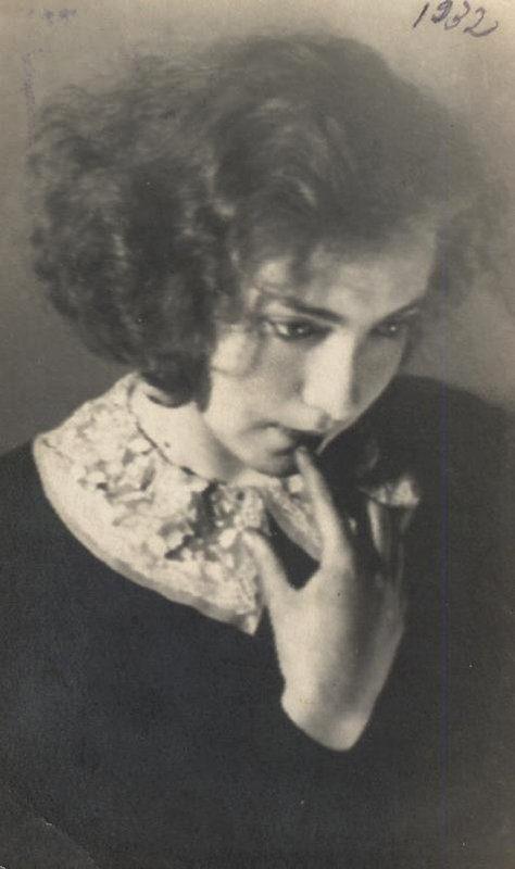 3 Фотография. Портрет Месик Э.Ю. - преподавателя Ставропольского краевого музыкального училища (в белом воротничке). СССР 1932 г..JPG