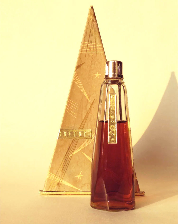 03 Флакон духов Восток в картонной упаковке. г. Ленинград фабрика Северное сияние 1960-е гг..jpg