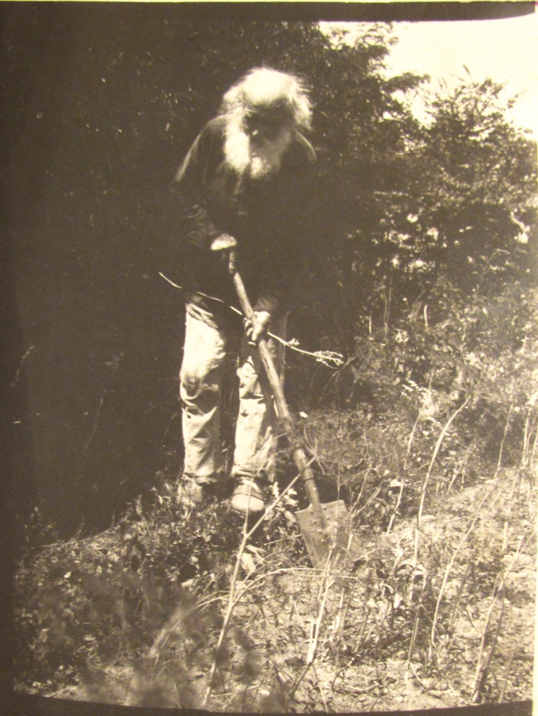 01 Димитрий Михайлович Беневский (1838-1930) в саду работает лопатой. Ставрополь октябрь 1913 г..jpg