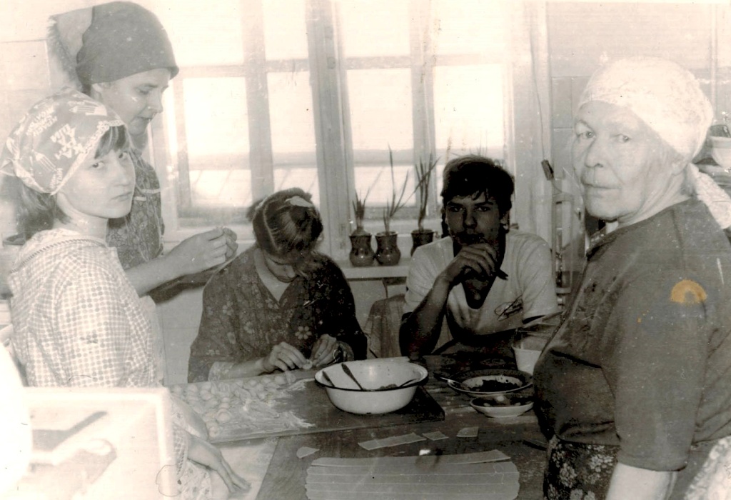 9. Семья Колобовых за лепкой пельменей. г. Светлоград 1990 г..jpg