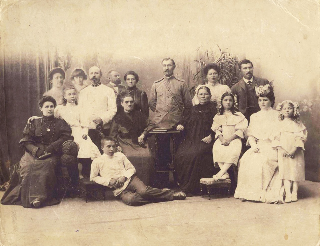 6. Семья Ивановых с родственниками. Римма - вторая слева в 1-м ряду.jpg