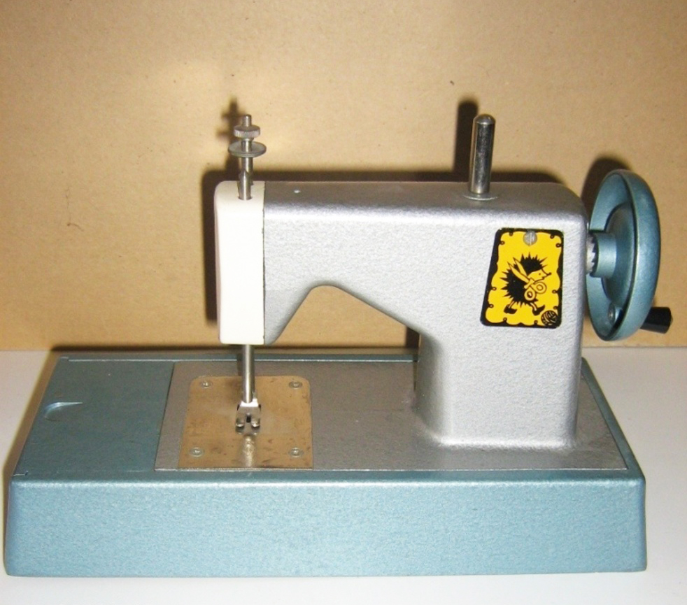 Игрушечная швейная машинка. СССР 1990 г..jpg