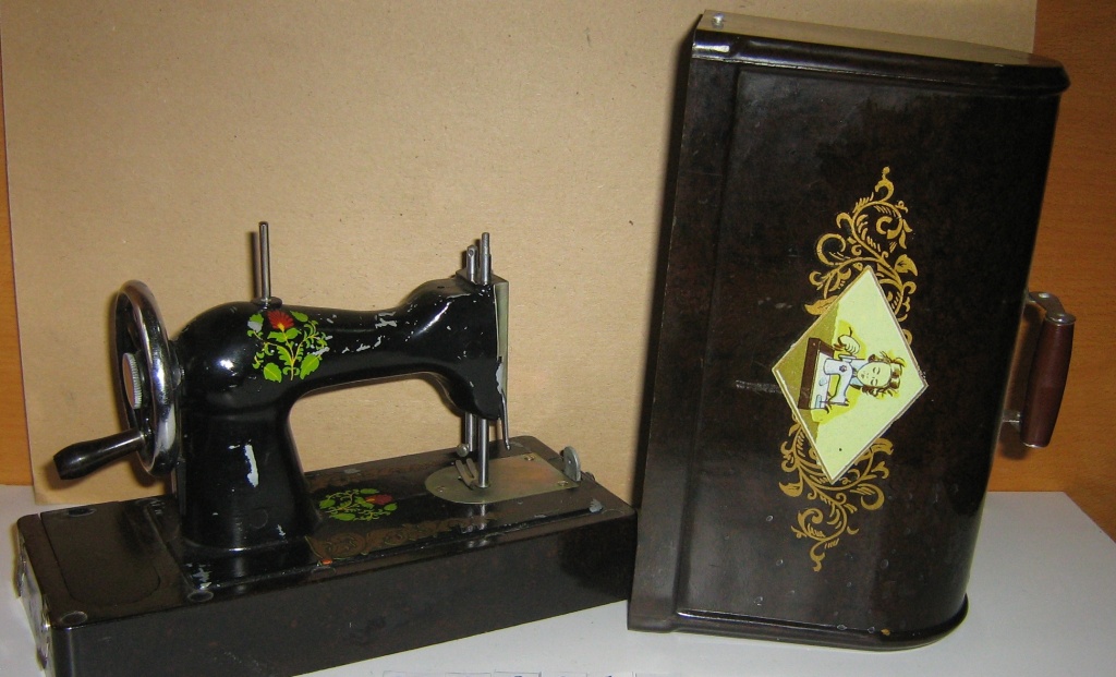 Игрушечная швейная машинка с ручным приводом. СССР 1960-1970-е гг..jpg