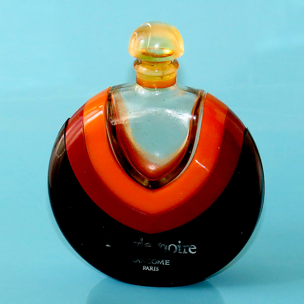04 Флакон французского парфюма Magie Noire. Ранняя версия. Из фондов Ставропольского музея-заповедника.jpeg