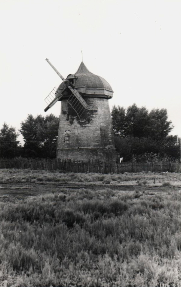 Ветряная мельница в с. Манычском Апанасенковского р-на 1970-е гг. Из личного архива В.Г. Гниловского.jpg