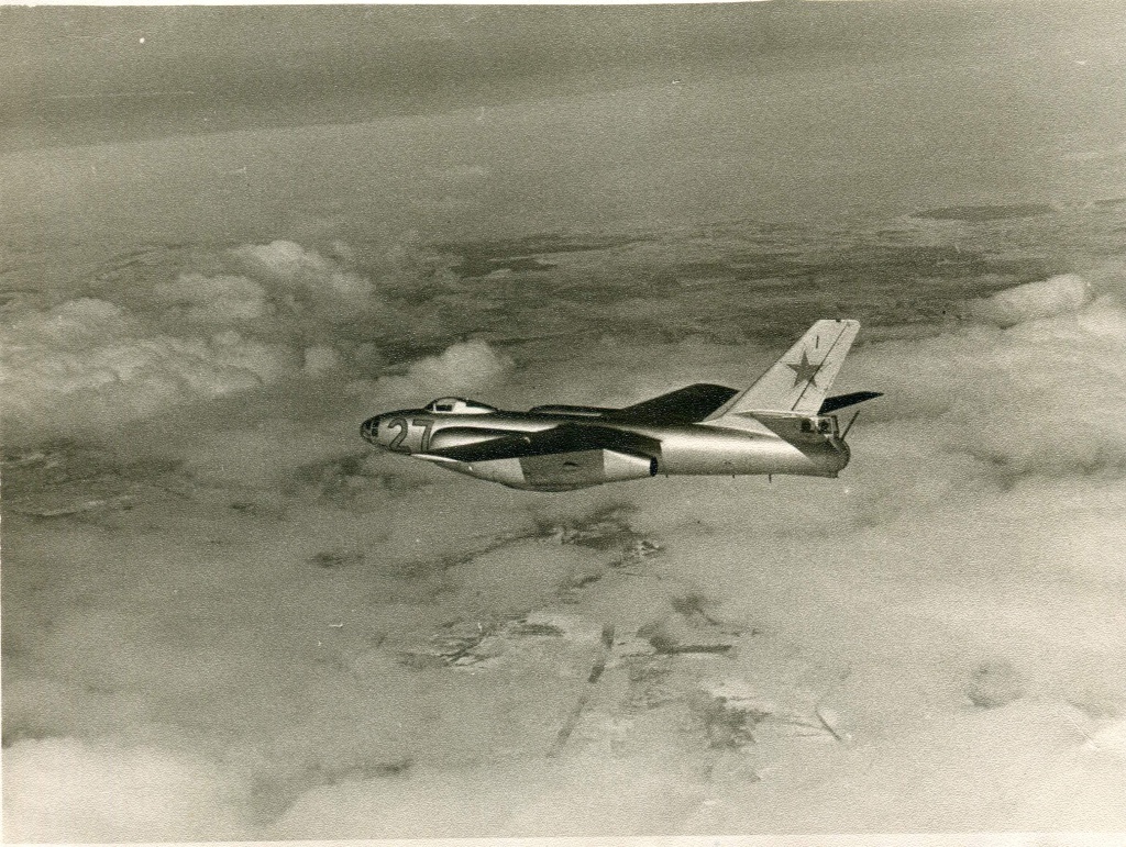 5 Самолет ИЛ-28 в полете. На данном типе самолета после прохождения теоретической учебы А.А. Скобликова проводила учебно-тренировочные полеты в 1953 г. СГМЗ.JPG