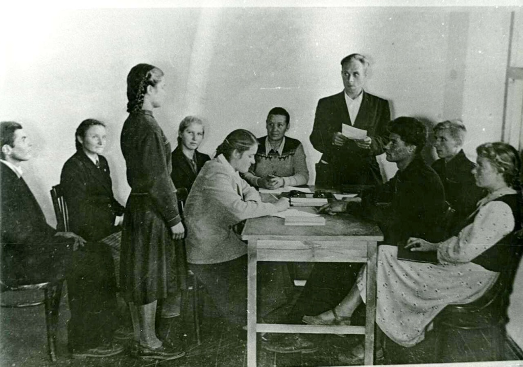 4. Прием в члены ученической бригады. Ст. Григорополисская. 1956 г..jpg