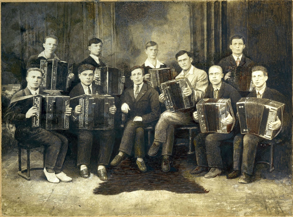 фото 3. В.В. Павлючук со своими учениками. г. Ростов-на-Дону. 1934 г..jpg