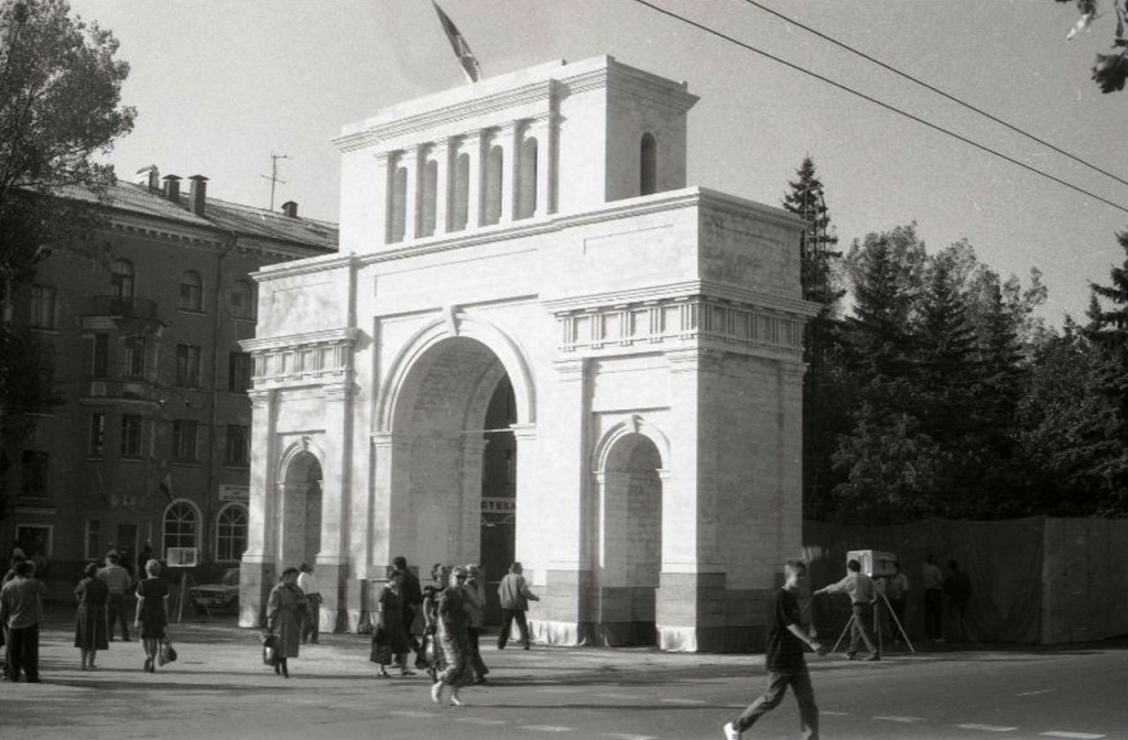 7б Восстановленная Триумфальная арка Тифлисские ворота в день 19.09.1998. Из фондов музея-заповедника.JPG