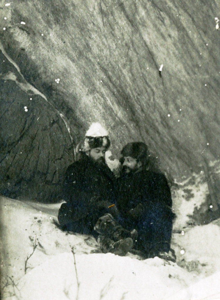 4. М.И. Бруснев (слева) во время ссылки. Якутия..jpg