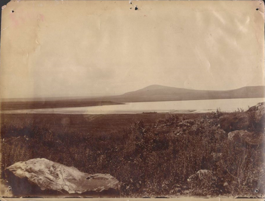 Фотография черно-белая. Вид на Тамбуканское озеро. Окрестности Пятигорска. Начало XX в..jpg