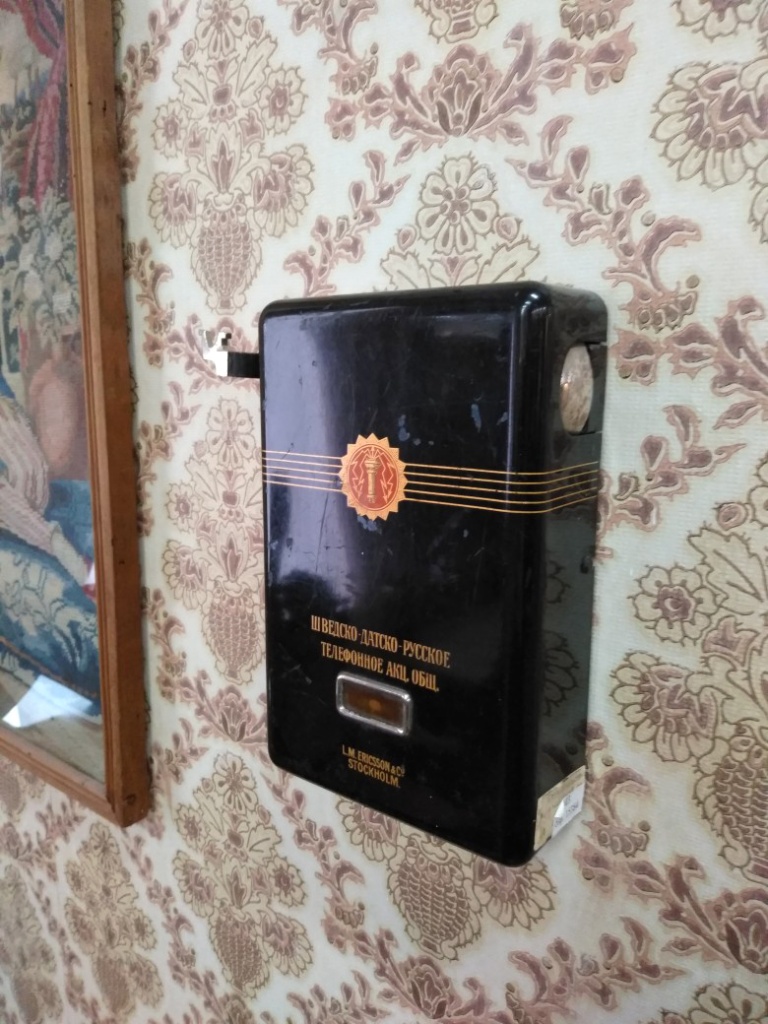 02 Телефонный аппарат начала XX в. Шведско-датско-русского телефонное акционерное общество. Экспозиция зала этнографии Ставропольского музея-заповедника.jpg