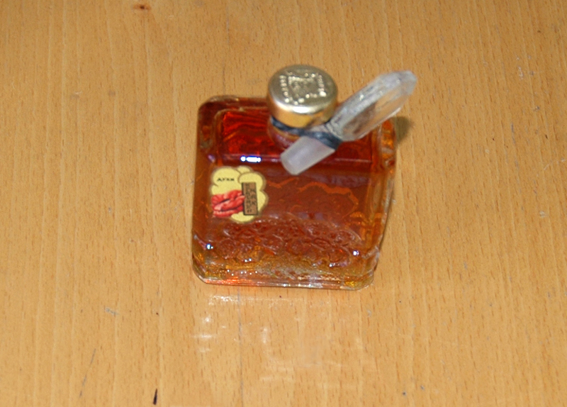 Флакон духов Красный мак. Москва фабрика Новая заря 1970-е гг..jpeg