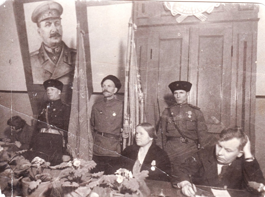 8. Делегаты добровольческого полка 4-й гвардейской кавдивизии передают боевые знамена трудящимся Ставрополья. Январь 1945 г..jpg