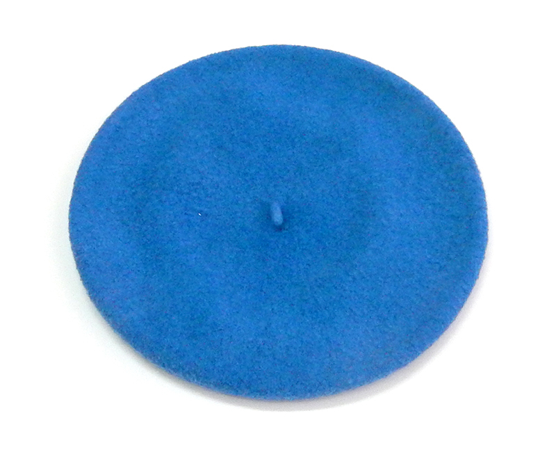 Берет женский. Шерстяной голубого цвета круглый плоский. Край подшит и немного стянут на нить. Чехословакия конец 1980-х гг..jpg