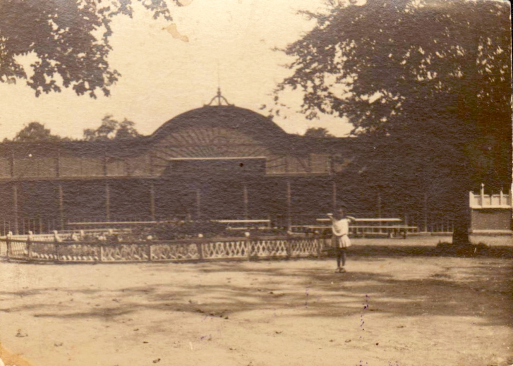 6. Клуб-лото. Роща 1-го мая (Центральный парк). г. Ставрополь 1928 г. Из фондов Ставропольского государственного музея-заповедника..jpg