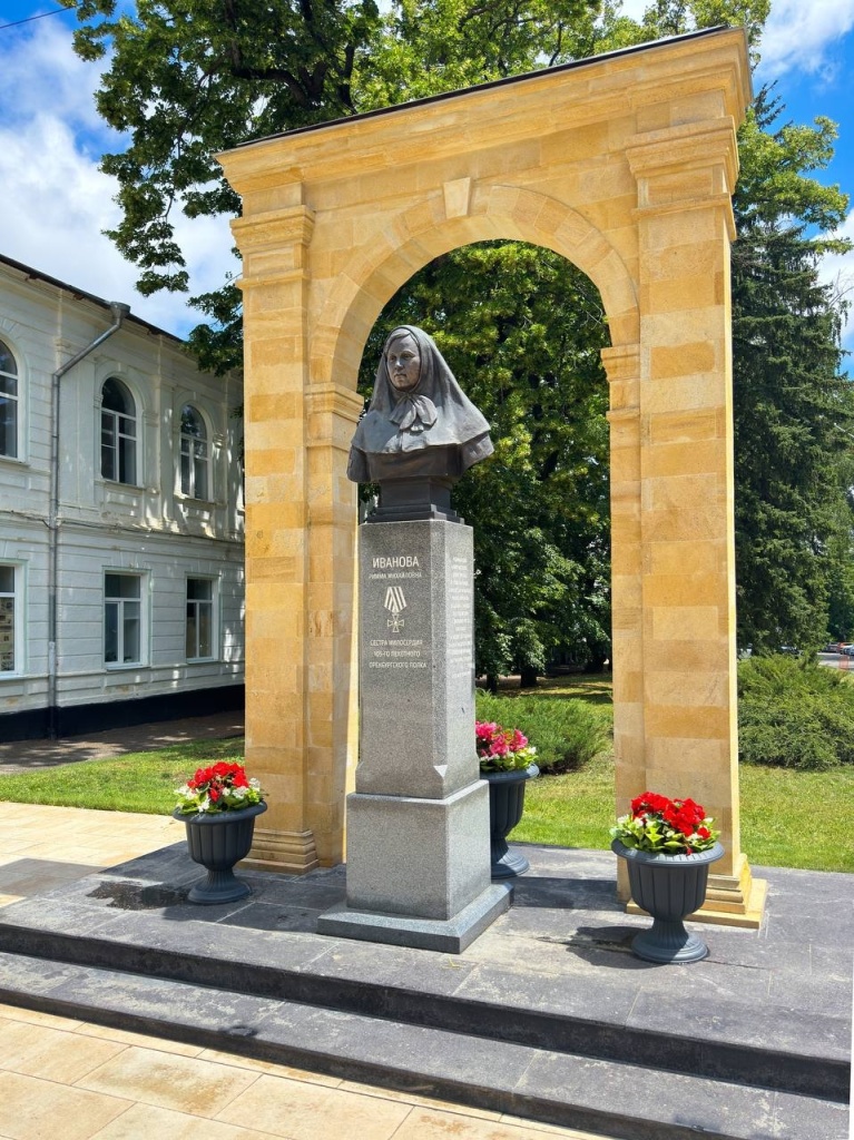 11. Бюст Р. Ивановой установленный в г. Ставрополе.jpg
