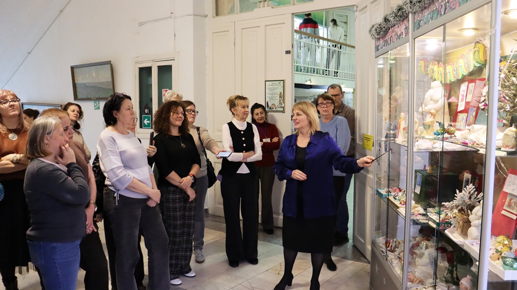 Открытие выставок «Под новогодней ёлкой» и «Моя любимая новогодняя игрушка»