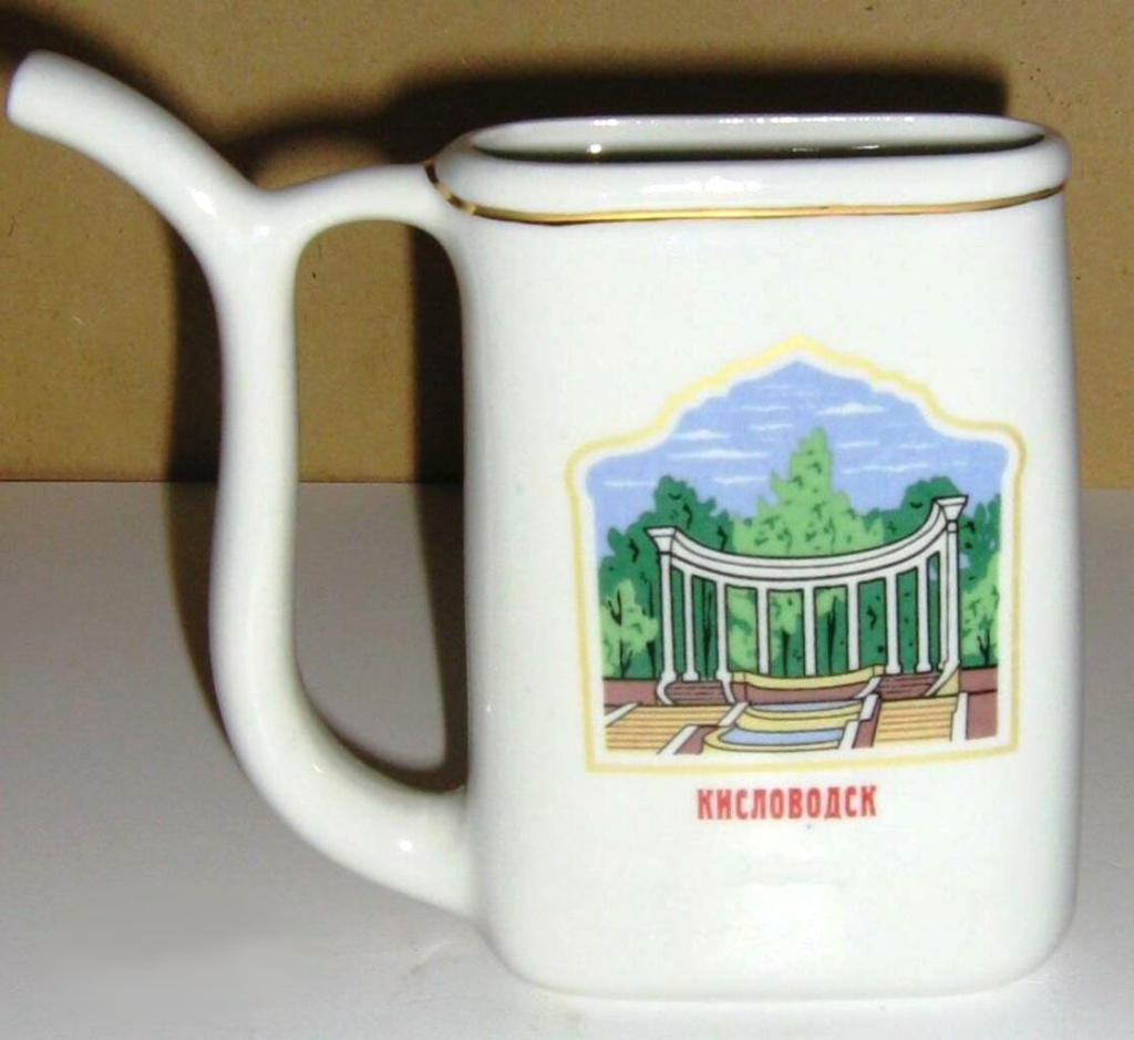 01 Кружка с носиком для минеральной воды фаянсовая. Россия 2000-е гг..jpg