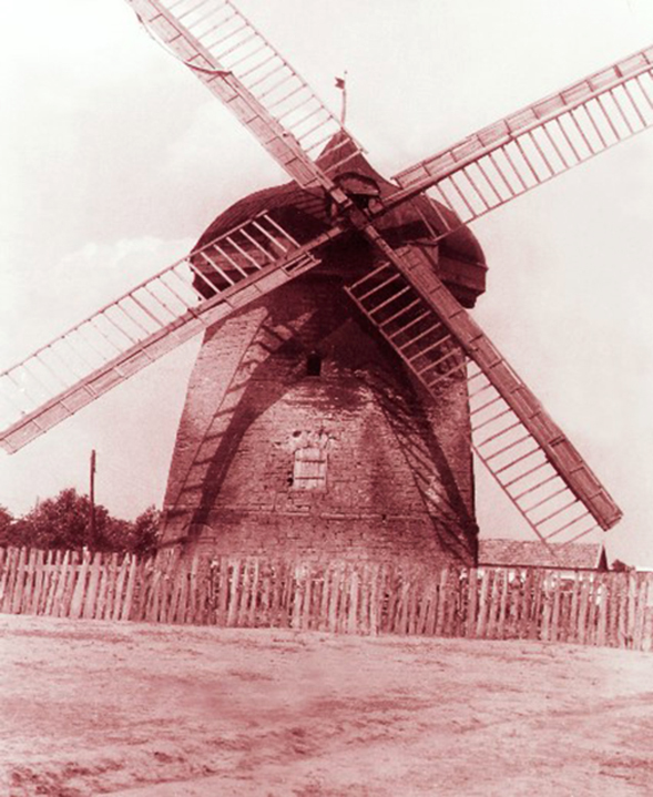 Мукомольная мельница в селе Манычском. Фото из личного архива Ю. Андрющенко.jpg