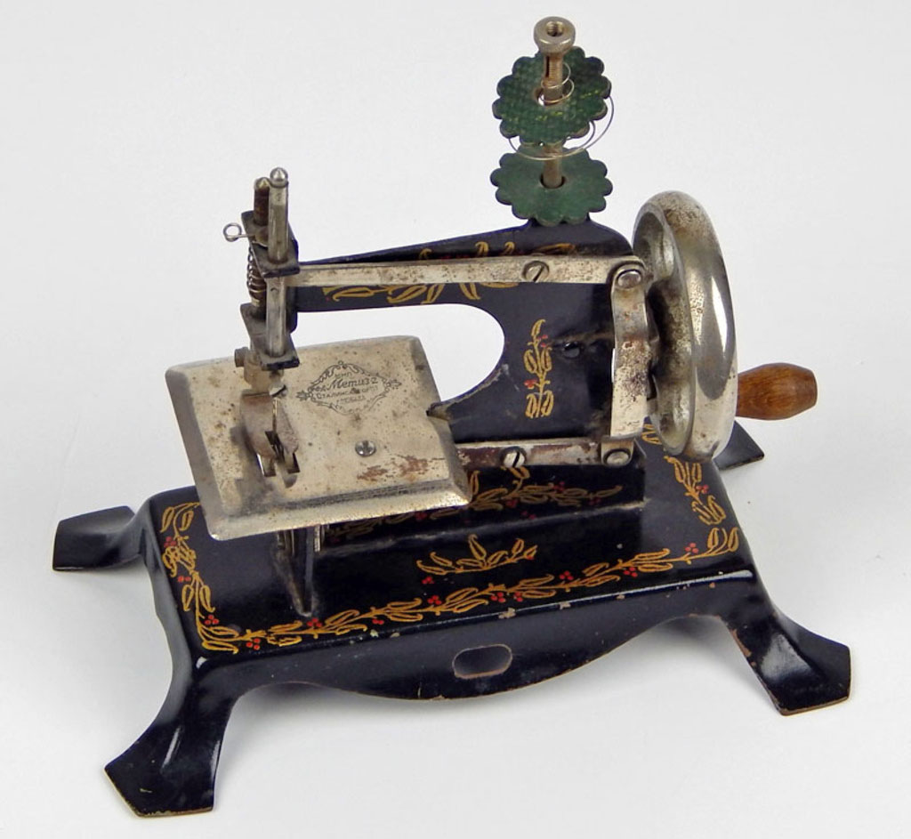 Игрушечная швейная машинка. СССР, 1950-е гг..jpg