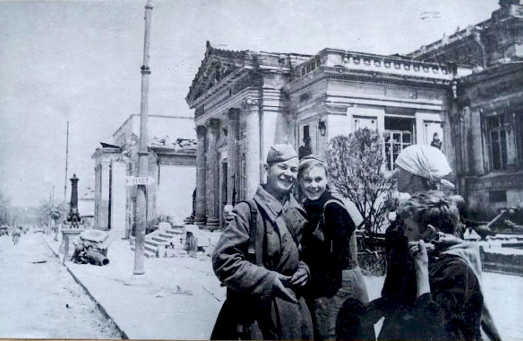 7 В освобожденной Евпатории. Апрель 1944 г..jpg