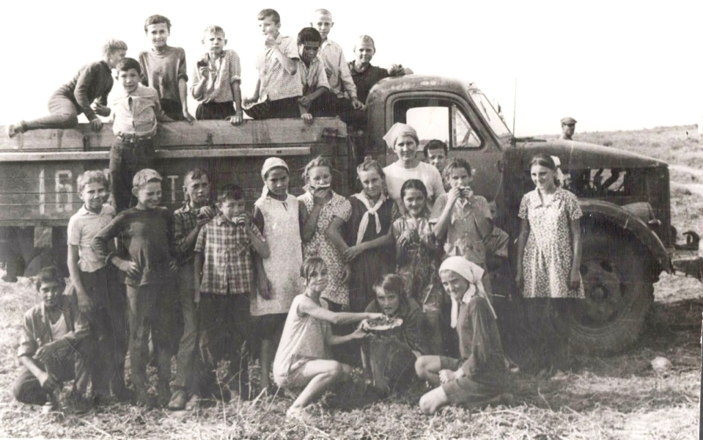 7 Школьники на уборке арбузов.jpg