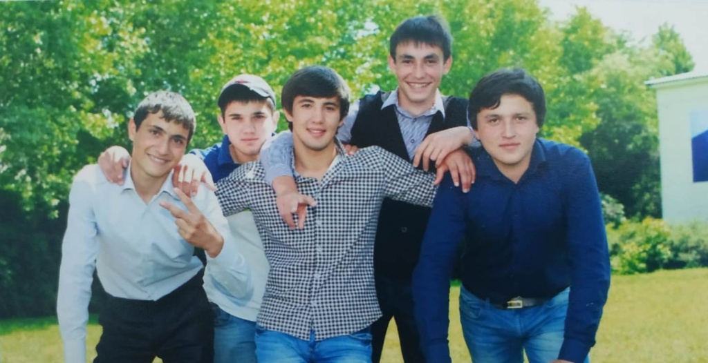 2. Фото из выпускного альбома при окончании Аграрно технологический колледж. КЧР Ногайский район пос. Эркен-Шахар. 2014 г..jpg