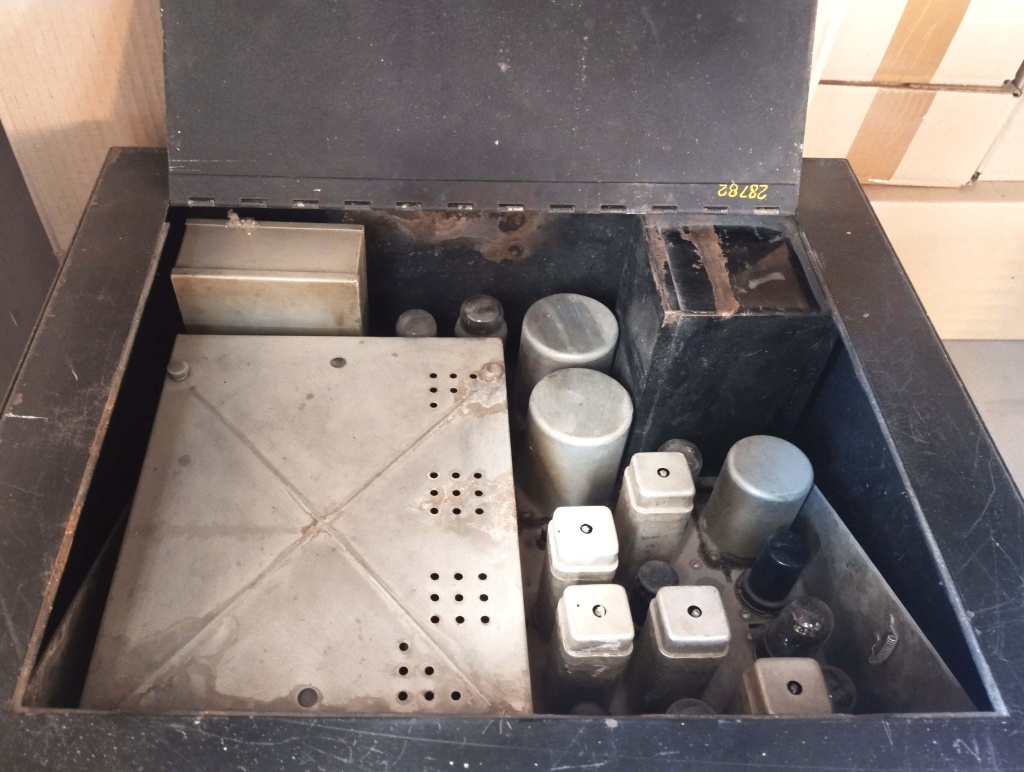 Подняв откидную крышку становятся видны блоки и и компоненты приемника в том числе и радиолампы.jpg