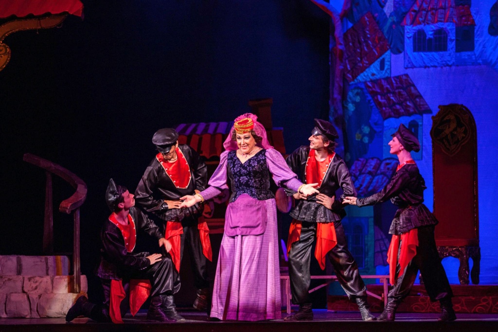 8 Сцена из спектакля Проделки Ханумы.jpg