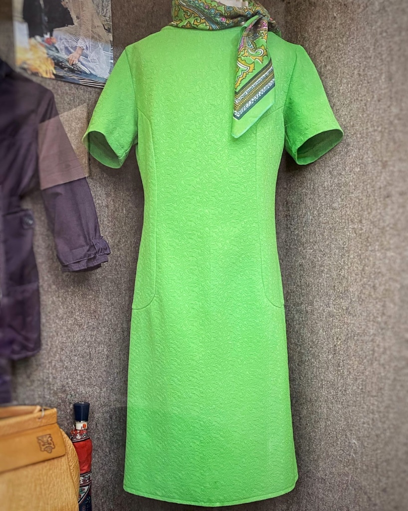 02 Платье из кримплена с рельефным цветочным рисунком. СССР 1970-е гг..jpg