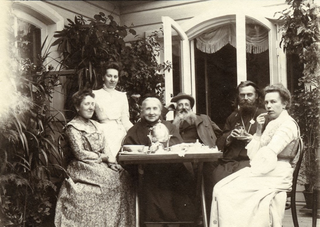 Фото 1а. Чаепитие в зимнем саду. На столе бульотка. 1902 г. Автор Федор Иванович Тютчев. Музей-заповедник Усадьба Мураново..jpg