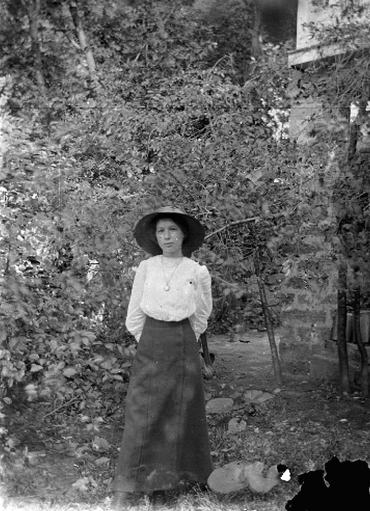 1а. Зина Иванова во дворе своего дома на ул. Подгорной. г. Ставрополь 1916 г..jpg