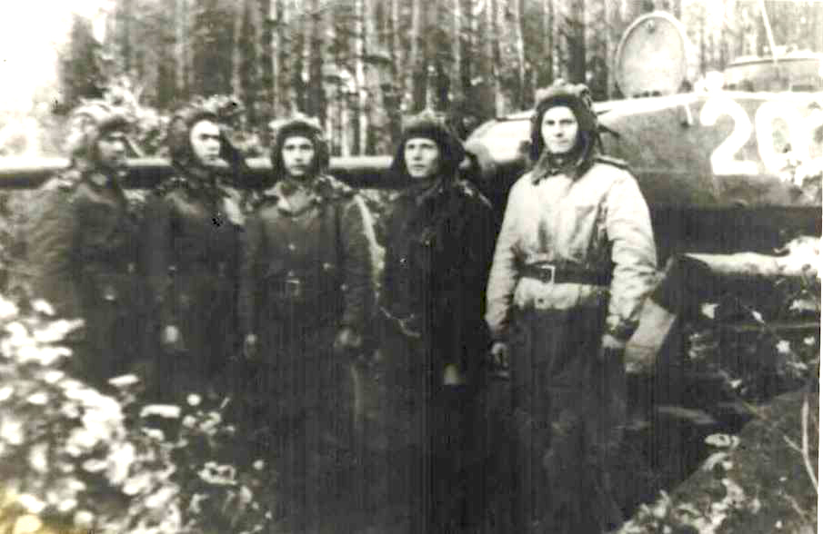 7. Гвардии старшина П.Д. Ковалев (второй справа) с сослуживцами.jpg