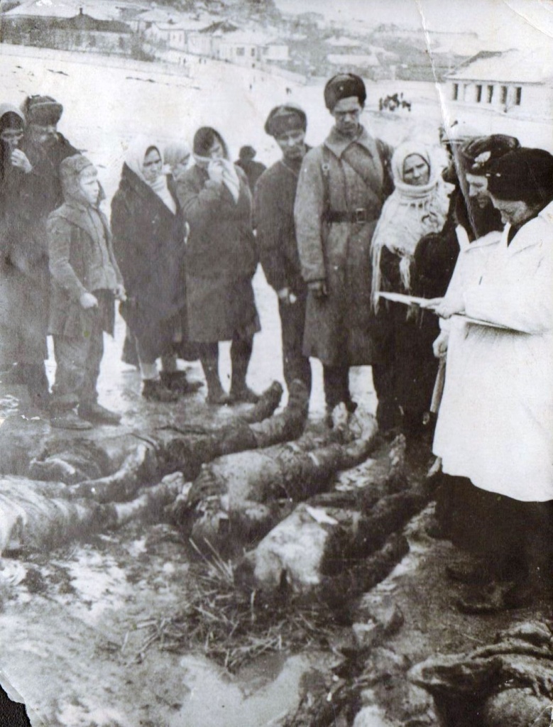 5. Распознание тел у скалы Орлиное гнездо. г. Пятигорск. 1943 г..jpg