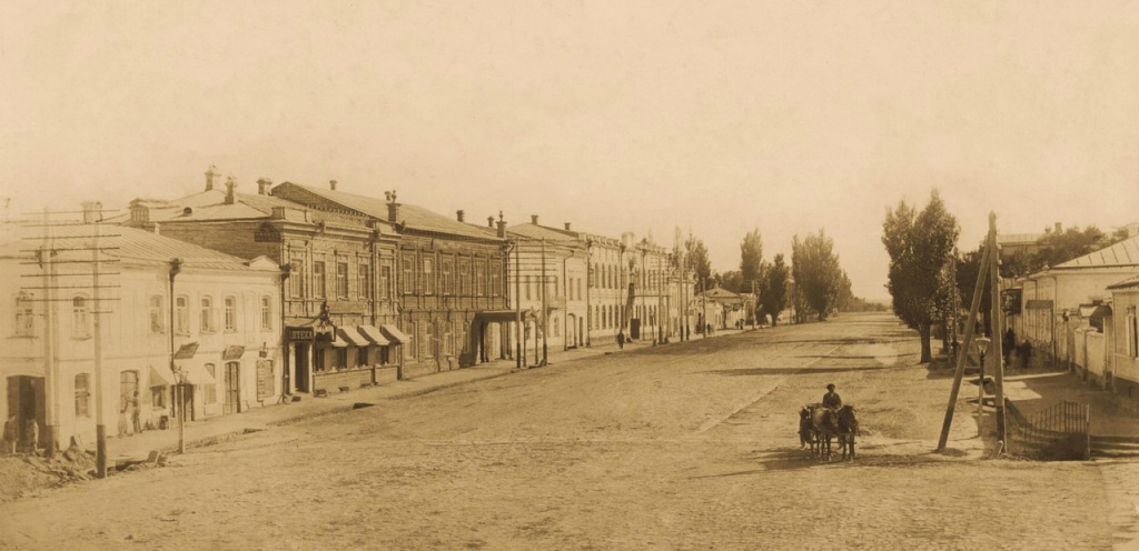 Фото 3 На Воронцовской улице (второй дом слева) в к. XIX - нач. XX вв. размещалось Ставропольское отделение Государственного банка.jpg