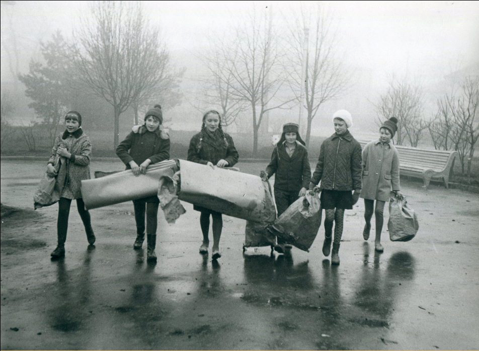 5. Учащиеся школы 5 г. Ставрополя несут собранную маклатуру. 1969 г..jpg