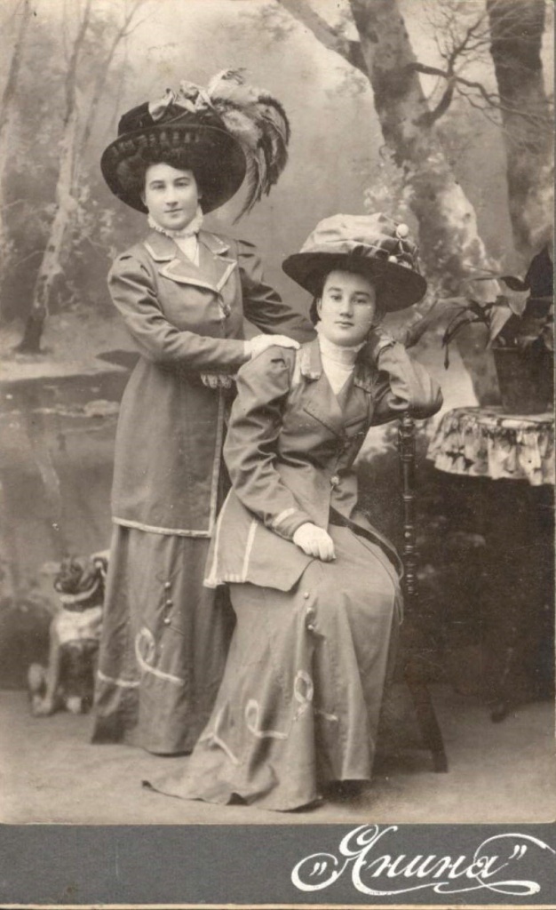Фото 1б Фото двух дочерей владельца гостиницы на верхнем рынке на паспарту 1912 г. г.Ставрополь..JPG