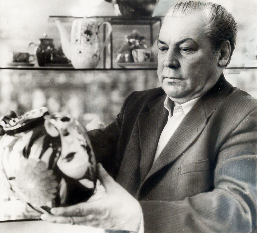 06 В.К. Яснецов со своими работами на персональной выставке 1991 г..jpg