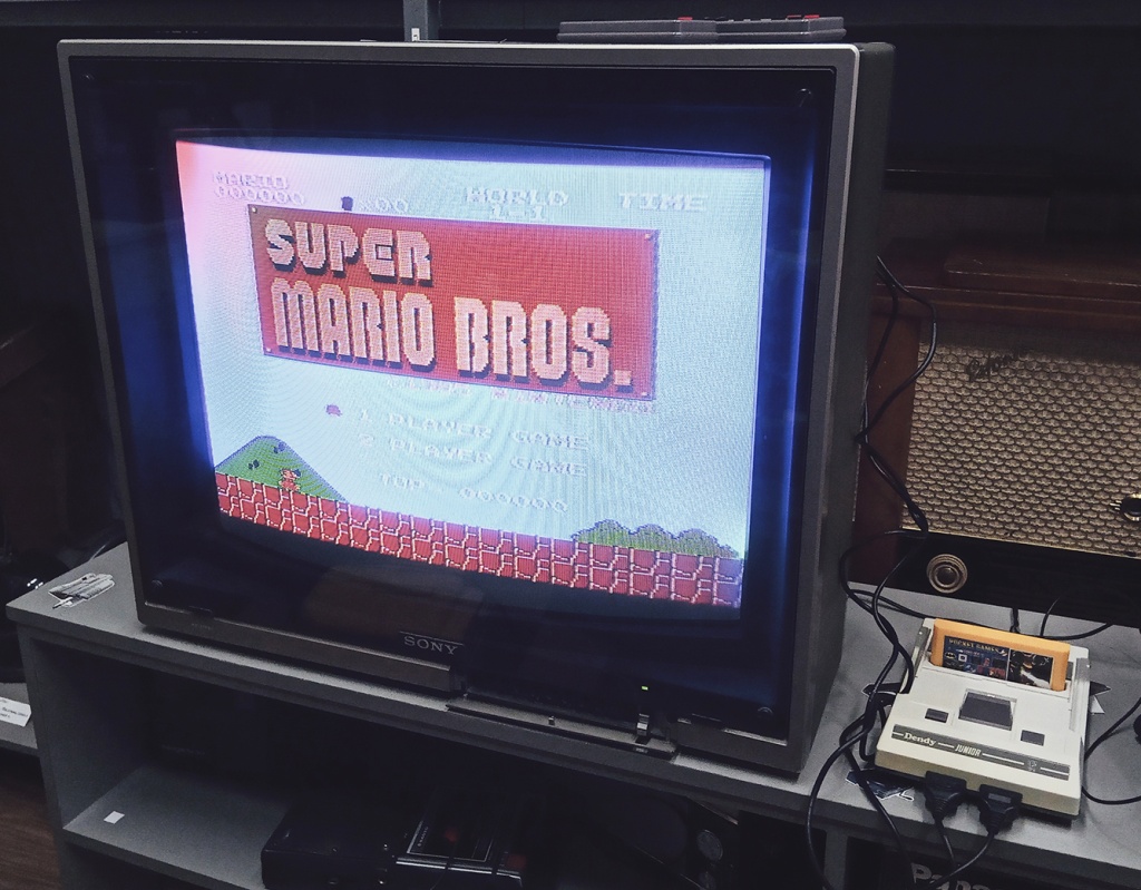 Приставка Денди подключена к видеомонитору Сони 1980-гг выпуска.jpg