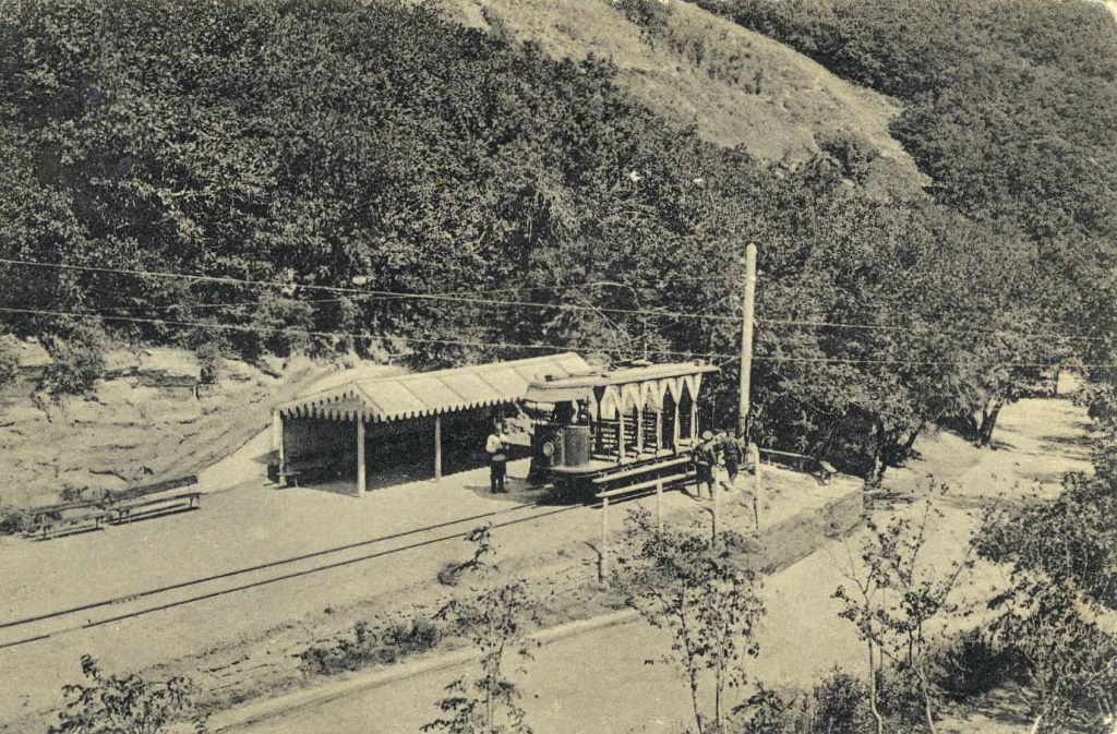 Почтовая художественная открытка. Пятигорск. Провал ныне несуществующая остановка трамвая. Нач. ХХ в..jpg