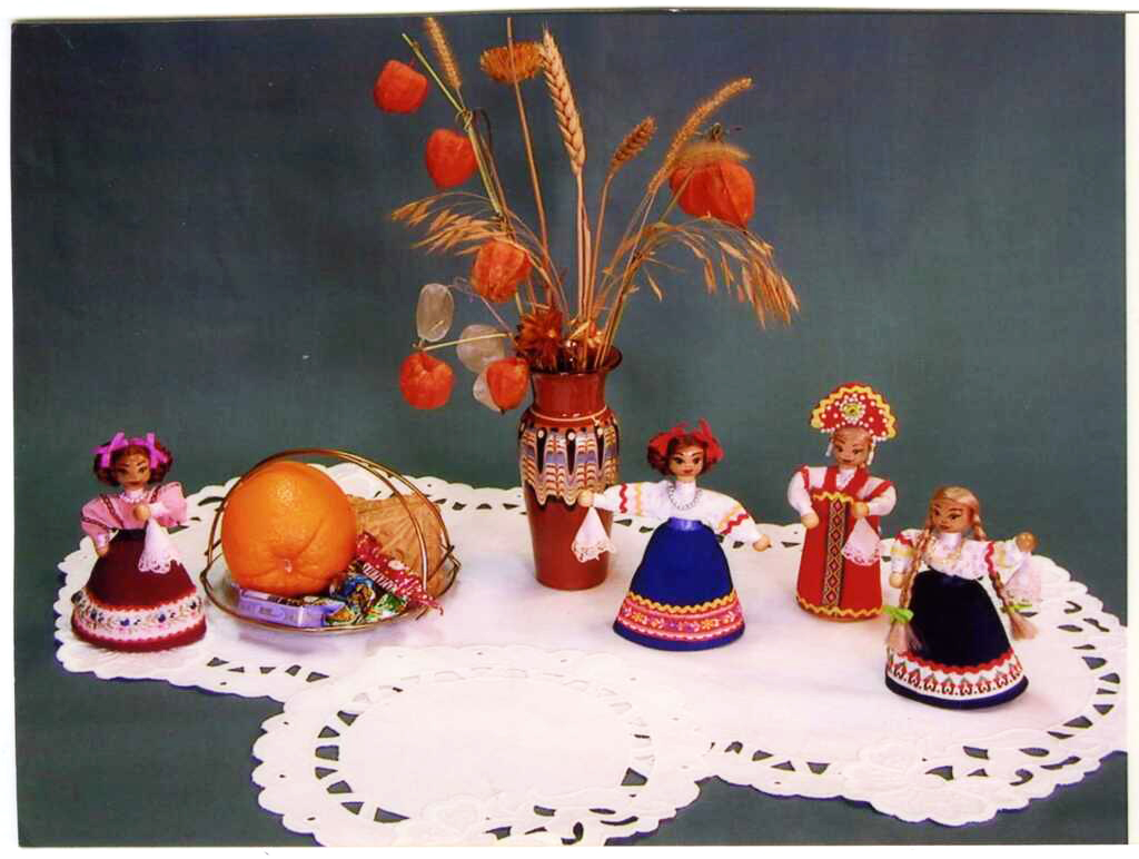 13 Салфетки в технике ришелье и куколки в национальном костюме - продукция ПХП Умелец. г. Ставрополь конец 1990-х - начало 2000-х гг..jpeg