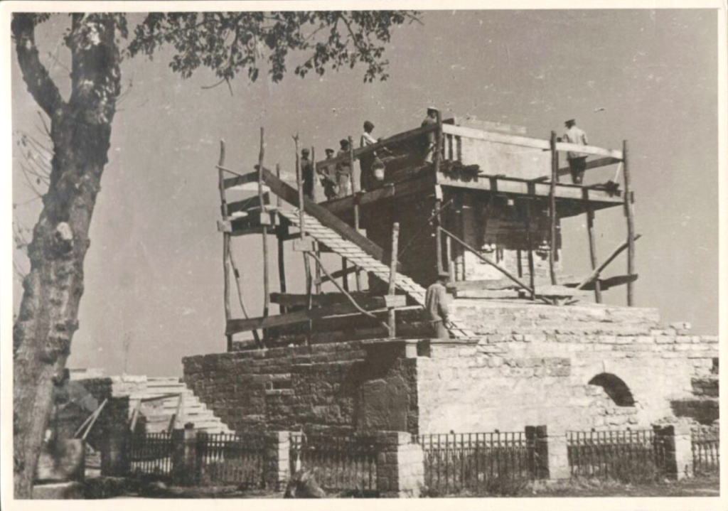 5. Строительство памятника генералу Апанасенко. г. Ставрополь 1943 г.jpg